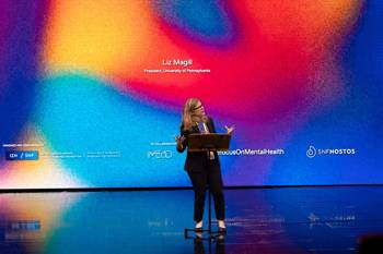 Η ομιλήτρια Liz Magill μιλάει με πάθος επί σκηνής στο Nostos του Ιδρύματος Σταύρος Νιάρχος
